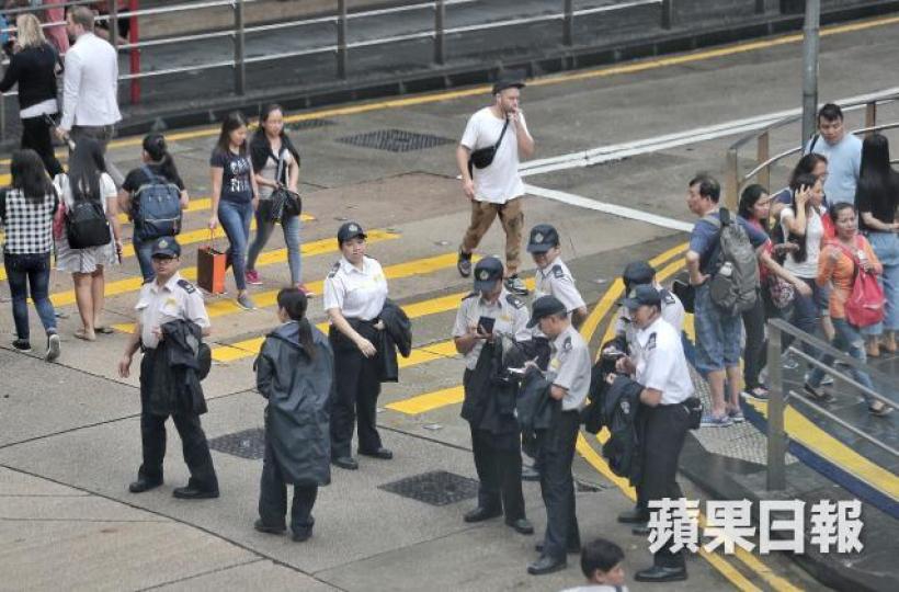 ■食環署人員在街上巡邏。資料圖片
