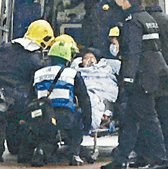 ■事主出現低溫症症狀,需蓋銀色保溫氈送院。 ■事主出現低溫症症狀,需蓋銀色保溫氈送院。