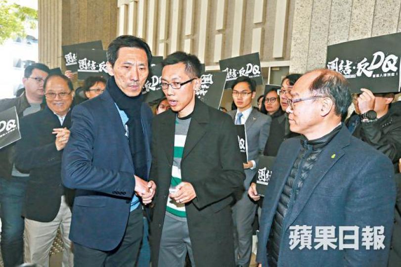 ■民主黨袁海文(前中)昨午到九龍城民政處報名,但得知姚松炎過關後即遞交退選通知書。 ■民主黨袁海文(前中)昨午到九龍城民政處報名,但得知姚松炎過關後即遞交退選通知書。