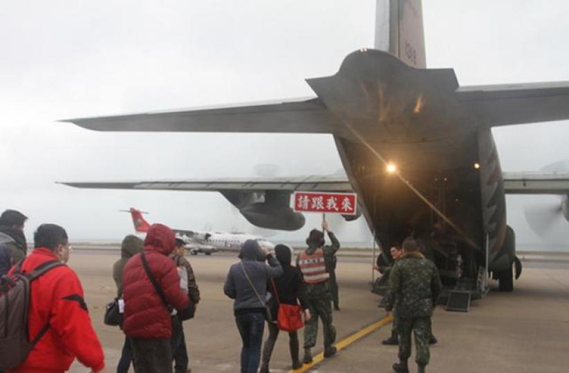 ■台灣計劃用軍機接載旅客;圖為過去台軍機在金門載客。資料圖片 ■台灣計劃用軍機接載旅客;圖為過去台軍機在金門載客。資料圖片