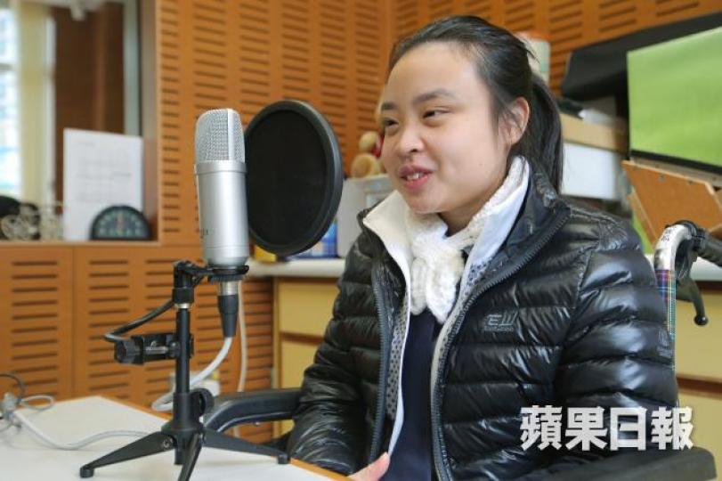 ■千帆過盡,淇淇長大了,小妮子說,很珍惜每一個在咪高峰前錄音的機會,無論是熟悉的多啦A夢,還是模彷鄰居松鼠狗的汪汪聲,都讓她感到很快樂。陳善南攝■「你希望做甚麼工作?」鄧珮淇是轉校生,這個面試的尋常問題,怎想到譚蘊華牢牢記在心中。「並唔係每樣想做嘅事都一定做得到,但起碼試過、接觸過,行出過第一步。」譚說。陳善南攝■10歲前的鄧珮淇,活潑好動口若懸河,這樣一個人見人愛的小人兒,那想到一夜間,眼前只剩一片漆黑?受訪者提供相片 ■千帆過盡,淇淇長大了,小妮子說,很珍惜每一個在咪高峰前錄音的機會,無論是熟悉的多啦A夢,還是模彷鄰居松鼠狗的汪汪聲,都讓她感到很快樂。陳善南攝■「你希望做甚麼工作?」鄧珮淇是轉校生,這個面試的尋常問題,怎想到譚蘊華牢牢記在心中。「並唔係每樣想做嘅事都一定做得到,但起碼試過、接觸過,行出過第一步。」譚說。陳善南攝■10歲前的鄧珮淇,活潑好動口若懸河,這樣一個人見人愛的小人兒,那想到一夜間,眼前只剩一片漆黑?受訪者提供相片