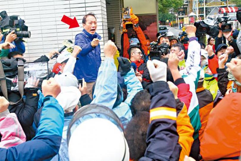 ■汴洲里長楊鑫坤(箭嘴示)率居民到煉油廠抗議。台灣《蘋果日報》 ■汴洲里長楊鑫坤(箭嘴示)率居民到煉油廠抗議。台灣《蘋果日報》