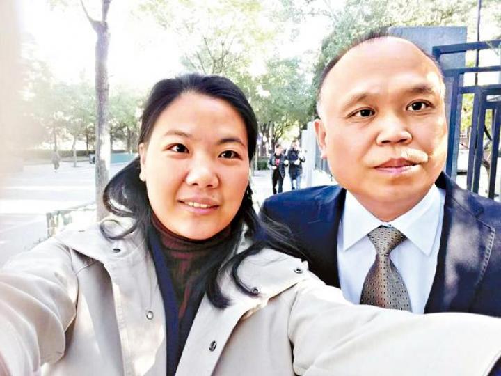 ■余文生與妻子許艷。美聯社 ■余文生與妻子許艷。美聯社