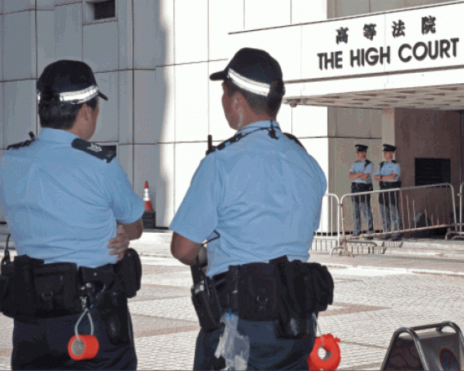 ■去年高院發生刀客事件,法院外一度有警員駐守。 ■去年高院發生刀客事件,法院外一度有警員駐守。