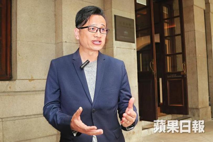 ■吳宗鑾強調,香港成功在於一國兩制下的法治獨立。袁志中攝■支持法律界勇於發聲的吳宗鑾(中),前晚出席反DQ集會。 ■吳宗鑾強調,香港成功在於一國兩制下的法治獨立。袁志中攝■支持法律界勇於發聲的吳宗鑾(中),前晚出席反DQ集會。