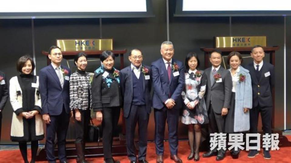 ■楊受成(左五)全家總動員,除咗太太陸小曼(左四),仲有仔仔楊其龍(右一)、楊政龍(左二),囡囡楊諾思(左一)、楊玳詩(右二)。■歐化掛牌,特登訂咗張梳化仔送畀港交所做紀念品。 ■楊受成(左五)全家總動員,除咗太太陸小曼(左四),仲有仔仔楊其龍(右一)、楊政龍(左二),囡囡楊諾思(左一)、楊玳詩(右二)。■歐化掛牌,特登訂咗張梳化仔送畀港交所做紀念品。