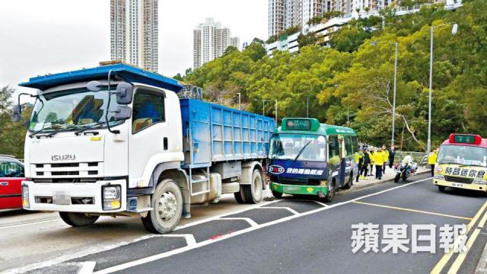 ■小巴撞欄後,無人駕駛下再撞向貨車。■受傷司機送院急救後,情況危殆。 ■小巴撞欄後,無人駕駛下再撞向貨車。■受傷司機送院急救後,情況危殆。
