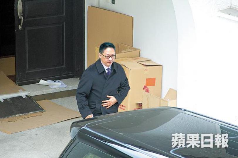 ■前律政司司長袁國強昨打點搬屋事宜後離開官邸。■搬運工人將一個貼上「LCD TV」標籤的木櫃運走。莊建鑫攝 ■前律政司司長袁國強昨打點搬屋事宜後離開官邸。■搬運工人將一個貼上「LCD TV」標籤的木櫃運走。莊建鑫攝