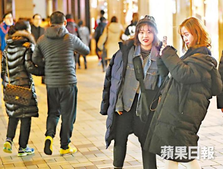 ■天氣轉冷,市民都紛紛穿上羽絨,但要小心不要買錯內地的「膠水絨」。謝榮耀攝 ■天氣轉冷,市民都紛紛穿上羽絨,但要小心不要買錯內地的「膠水絨」。謝榮耀攝