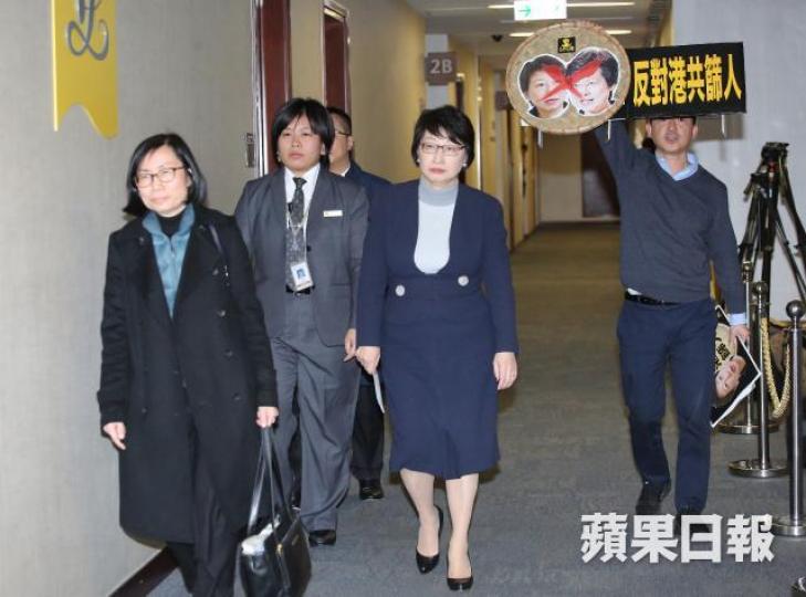 ■鄭若驊昨離開會議室時遇上人民力量陳志全抗議。 ■鄭若驊昨離開會議室時遇上人民力量陳志全抗議。