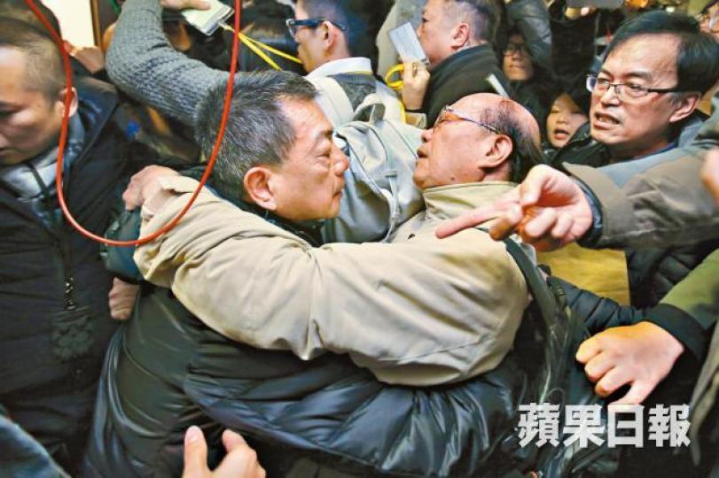 ■民主派議員黎志強(右)嘗試進入會場時被推撞。 ■民主派議員黎志強(右)嘗試進入會場時被推撞。