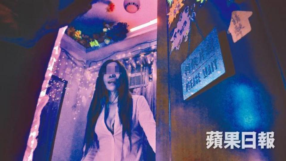 ■有鳳姐昨午懵然不知警方曾掃黃,開門接客。簡明恩攝 ■有鳳姐昨午懵然不知警方曾掃黃,開門接客。簡明恩攝