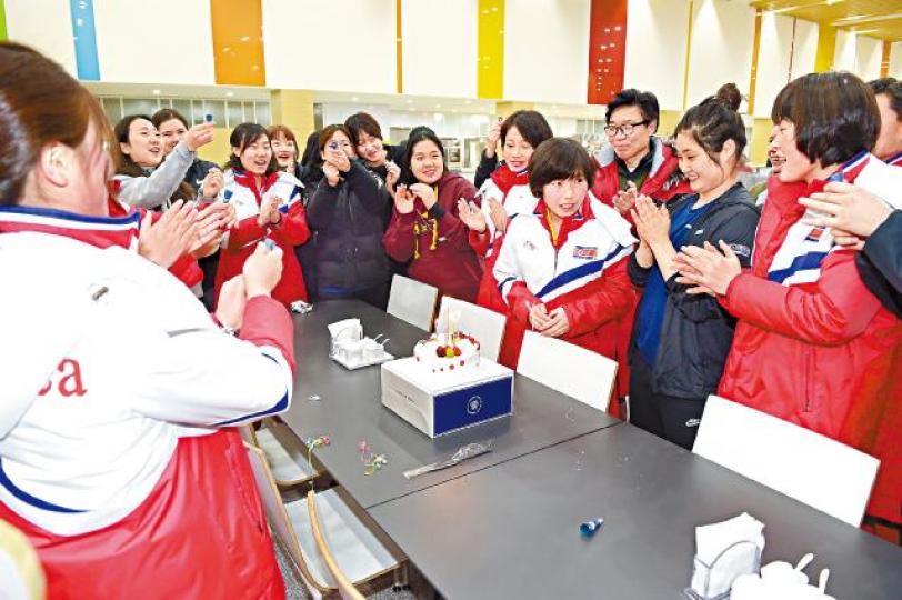 ■南北韓組成的女子冰球聯隊昨天為一名北韓隊員慶祝生日。 ■南北韓組成的女子冰球聯隊昨天為一名北韓隊員慶祝生日。