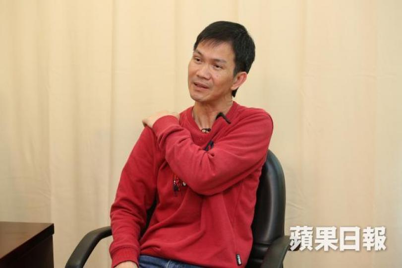 ■電腦繪圖師鍾先生受五十肩困擾,曾接受物理治療但不見效,改試針灸後痛症有改善。李潤芳攝 ■電腦繪圖師鍾先生受五十肩困擾,曾接受物理治療但不見效,改試針灸後痛症有改善。李潤芳攝