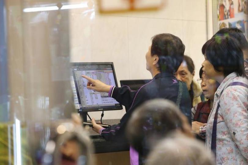 ■當一啲平時冇買開股票嘅朋友,重複出現咁問「買咩好」時,可能係造淡時機。資料圖片 ■當一啲平時冇買開股票嘅朋友,重複出現咁問「買咩好」時,可能係造淡時機。資料圖片