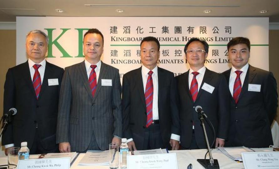 ■建滔積層板主席張國華(左二)及董事總經理張國強(左一)。資料圖片 ■建滔積層板主席張國華(左二)及董事總經理張國強(左一)。資料圖片