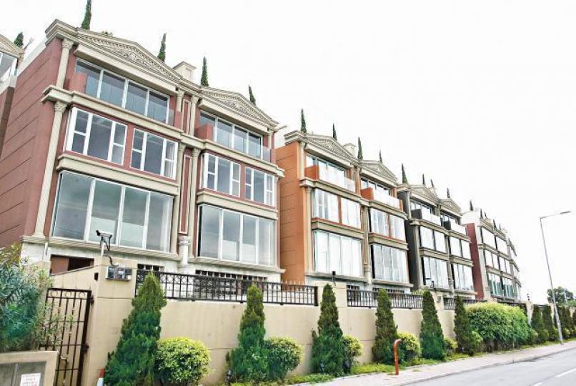 ■大埔「墳場盤」比華利山別墅長期蝕讓,14幢洋房更一炮過淪為銀主盤。資料圖片■樓東俊安蔡穗新旗下不少物業淪銀主盤。資料圖片 ■大埔「墳場盤」比華利山別墅長期蝕讓,14幢洋房更一炮過淪為銀主盤。資料圖片■樓東俊安蔡穗新旗下不少物業淪銀主盤。資料圖片