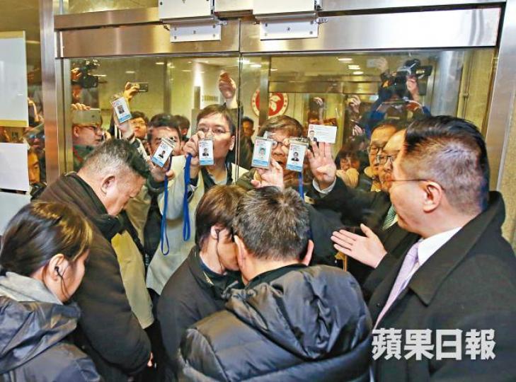 ■多名民主派東區區議員出示委任證表明身份,仍被多名神秘人堵塞玻璃門阻止入場開會。黃耀興攝選舉主任鄧如欣東區區議會主席黃建彬■持有旁聽證的周庭亦被拒絕進入會場。 ■多名民主派東區區議員出示委任證表明身份,仍被多名神秘人堵塞玻璃門阻止入場開會。黃耀興攝選舉主任鄧如欣東區區議會主席黃建彬■持有旁聽證的周庭亦被拒絕進入會場。