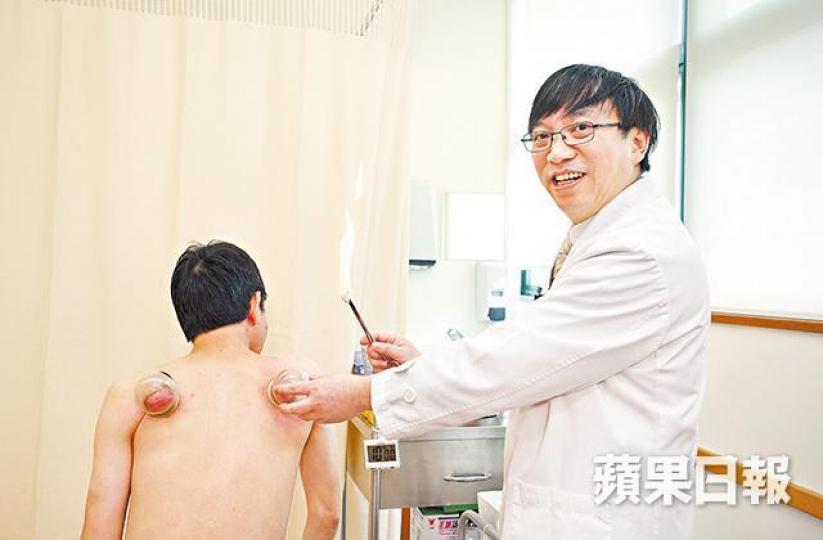 ■彭增福稱針灸、推拿及火罐三管齊下,可紓緩激痛點肌腱。李潤芳攝 ■彭增福稱針灸、推拿及火罐三管齊下,可紓緩激痛點肌腱。李潤芳攝