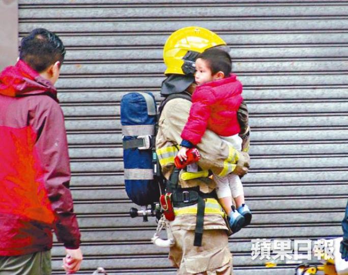 ■消防到場協助居民及小孩疏散。梁澤岡攝 ■消防到場協助居民及小孩疏散。梁澤岡攝