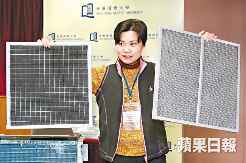 ■賴嘉雯指金屬隔塵網雖易清洗,但不能像活性碳隔塵網(左)般消除異味。李潤芳攝 ■賴嘉雯指金屬隔塵網雖易清洗,但不能像活性碳隔塵網(左)般消除異味。李潤芳攝