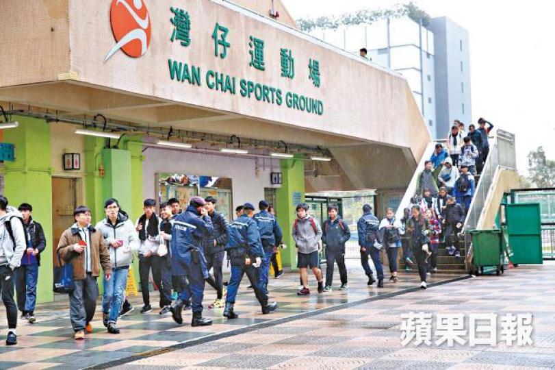 【灣仔運動場】■昨日舉行的港九學界田徑賽被迫腰斬,大批師生需要疏散。 【灣仔運動場】■昨日舉行的港九學界田徑賽被迫腰斬,大批師生需要疏散。