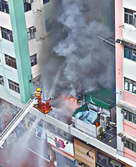 ■平台僭建物昨被焚毀,火光熊熊,冒出濃煙。讀者提供圖片■劏房住客救火不果,吸入大量濃煙送院。 ■平台僭建物昨被焚毀,火光熊熊,冒出濃煙。讀者提供圖片■劏房住客救火不果,吸入大量濃煙送院。
