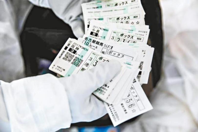 ■屋中發現數十張賽馬彩票,透現死者孤獨生活一鱗半爪。 ■屋中發現數十張賽馬彩票,透現死者孤獨生活一鱗半爪。