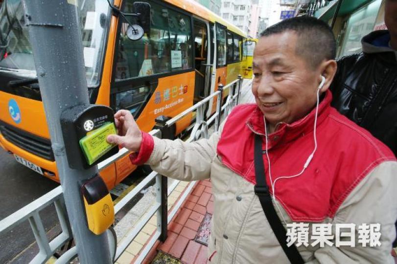 ■因腿患行動不便的張伯試用裝置,但即使延長綠燈秒數後仍趕不及走上行人路。黃耀興攝 ■因腿患行動不便的張伯試用裝置,但即使延長綠燈秒數後仍趕不及走上行人路。黃耀興攝
