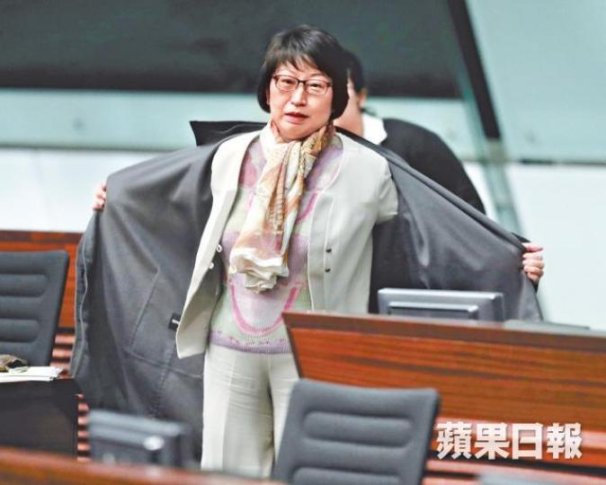 ■鄭若驊昨亦有出席立法會首次特首質詢。 ■鄭若驊昨亦有出席立法會首次特首質詢。