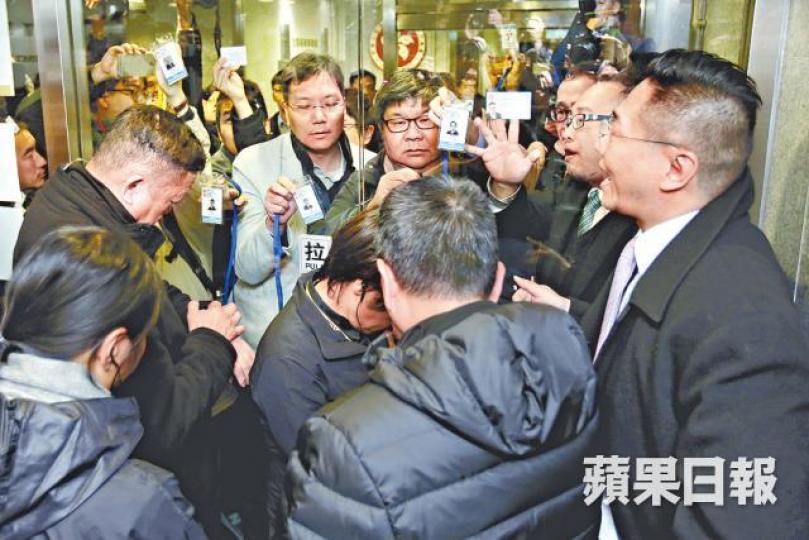 ■4名區議員前日遭身份不明黑衣人阻撓開會。 ■4名區議員前日遭身份不明黑衣人阻撓開會。