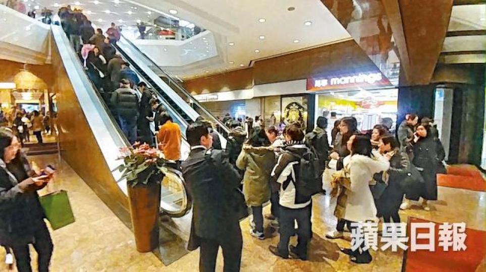 【新鴻基中心】■於大廈內工作的僱員昨陸續疏散離開。胡恩宏攝【尖沙嘴天星碼頭】■來往灣仔及尖沙嘴的渡輪服務暫停,碼頭關上大閘。 【新鴻基中心】■於大廈內工作的僱員昨陸續疏散離開。胡恩宏攝【尖沙嘴天星碼頭】■來往灣仔及尖沙嘴的渡輪服務暫停,碼頭關上大閘。
