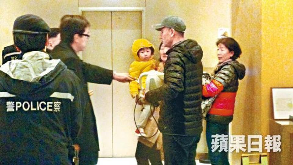 ■有灣景中心的住客昨扶老攜幼疏散。 ■有灣景中心的住客昨扶老攜幼疏散。