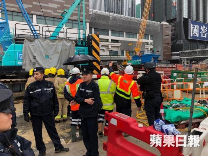 ■有工程師呼籲涉事地盤即時停工一周,以便聘用專業人士以地底炸彈探測儀徹底檢查地盤。 ■有工程師呼籲涉事地盤即時停工一周,以便聘用專業人士以地底炸彈探測儀徹底檢查地盤。