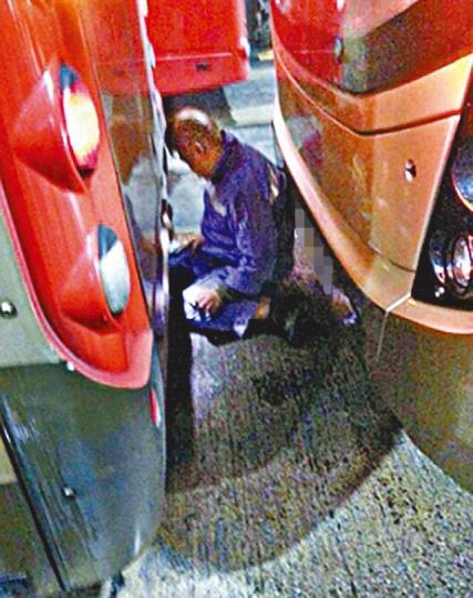 ■一名九巴技工前晚在車廠被夾在兩車之間,胸骨折斷當場昏迷。 ■一名九巴技工前晚在車廠被夾在兩車之間,胸骨折斷當場昏迷。