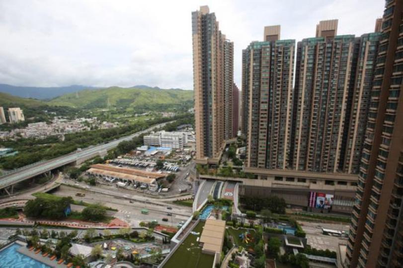 ■樓市喪升,除了大陸人不問價買樓之外,其實唔少香港人盲搶樓都係原因之一。資料圖片 ■樓市喪升,除了大陸人不問價買樓之外,其實唔少香港人盲搶樓都係原因之一。資料圖片
