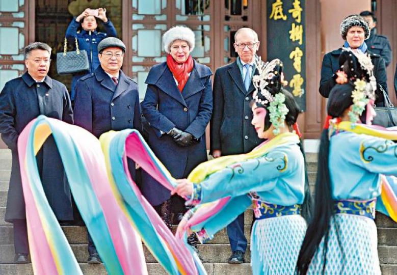 ■英國首相文翠珊昨抵達湖北武漢,與夫婿參觀黃鶴樓及欣賞京劇。 路透社 ■英國首相文翠珊昨抵達湖北武漢,與夫婿參觀黃鶴樓及欣賞京劇。 路透社