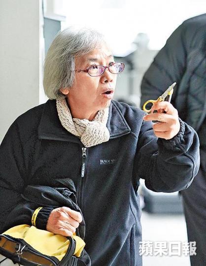 ■旁聽暴動案的王婆婆指剪刀隨身多年,只為做手工示威物之用。李家皓攝 ■旁聽暴動案的王婆婆指剪刀隨身多年,只為做手工示威物之用。李家皓攝