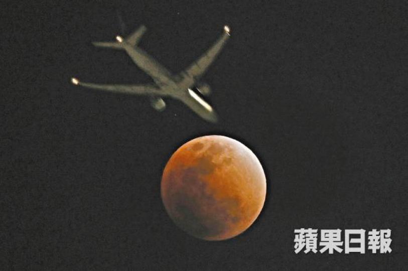 何栢佳攝■市民昨晚無懼低溫,在中環海濱觀賞超級藍血月。 何栢佳攝■市民昨晚無懼低溫,在中環海濱觀賞超級藍血月。