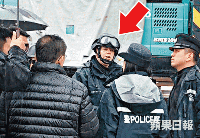 ■外籍拆彈專家盧秉善(箭嘴示)昨到場協助拆彈。 ■外籍拆彈專家盧秉善(箭嘴示)昨到場協助拆彈。
