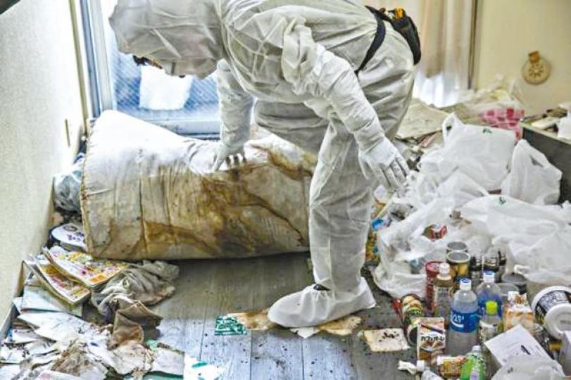 ■特殊清潔隊人員揭開沾了屍水的被鋪,屋中佈滿死者生前雜物。■孤獨死死者屋中有大量已死蒼蠅,特殊清潔隊會移走並消毒。■特殊清潔隊人員入屋工作前雙手合十。 ■特殊清潔隊人員揭開沾了屍水的被鋪,屋中佈滿死者生前雜物。■孤獨死死者屋中有大量已死蒼蠅,特殊清潔隊會移走並消毒。■特殊清潔隊人員入屋工作前雙手合十。