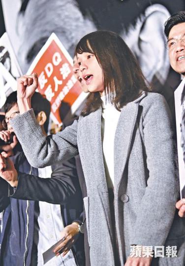 ■周庭指林鄭是將DQ參選人的責任推到選舉主任身上。■林鄭月娥稱拒交代在甚麼情況下眾志成員可再參選。李家皓攝 ■周庭指林鄭是將DQ參選人的責任推到選舉主任身上。■林鄭月娥稱拒交代在甚麼情況下眾志成員可再參選。李家皓攝