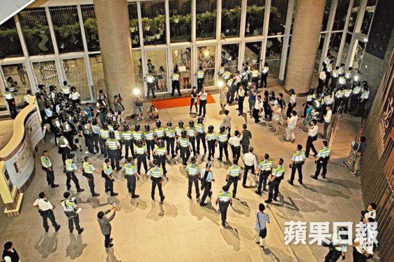 ■2014年立會審議新界東北前期發展工程撥款期間,大批警員進入立會執法。 ■2014年立會審議新界東北前期發展工程撥款期間,大批警員進入立會執法。
