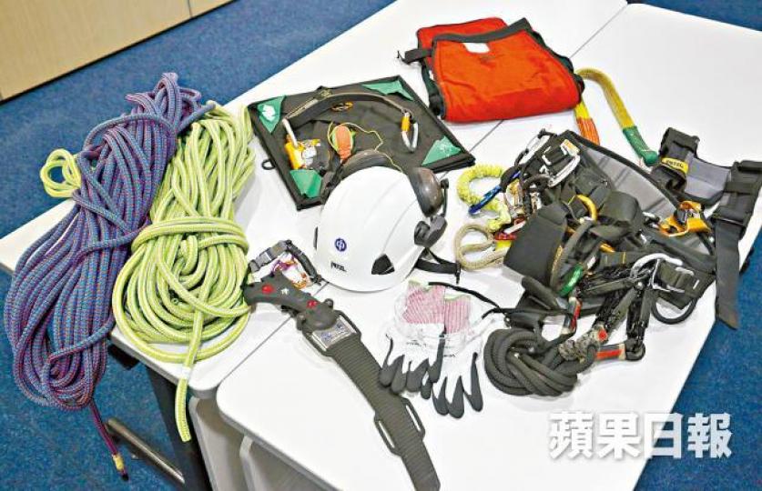 ■整套修樹工具包括繩索、手鋸、安全帽等，至少達20磅。