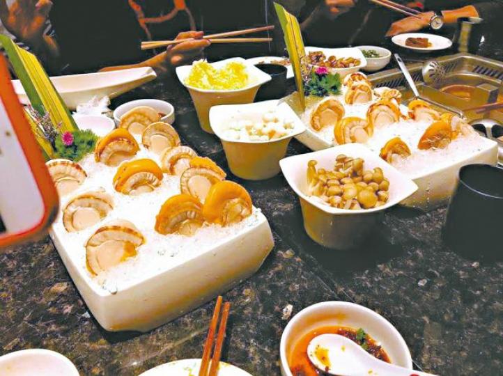 ■消費者自帶海鮮,海底撈協助擺上桌。 ■消費者自帶海鮮,海底撈協助擺上桌。