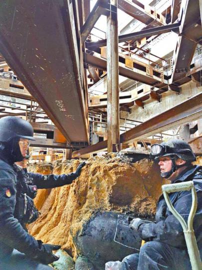 【地底拆彈】■炸彈位置距地面兩米，爆炸品處理課人員先在地盤內鞏固炸彈，之後才鑽殼及取藥燃燒。香港警察fb圖片【黑煙沖天】■彈內炸藥燃燒時，地盤冒出大量黑煙。劉漢權攝【彈殼運走】■炸藥燒盡後，巨型彈殼被吊離地盤。■炸彈處理主任盧秉善再完成拆彈。