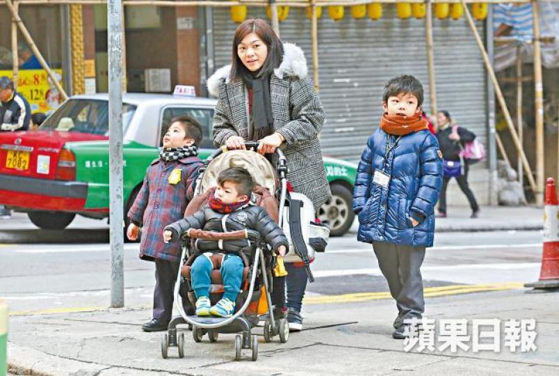 ■天氣轉冷,不論是大人還是小朋友,都紛紛穿上大褸、羽絨禦寒。李錦鏵攝■有街市菜販無懼寒流,只穿短袖衫工作。 ■天氣轉冷,不論是大人還是小朋友,都紛紛穿上大褸、羽絨禦寒。李錦鏵攝■有街市菜販無懼寒流,只穿短袖衫工作。