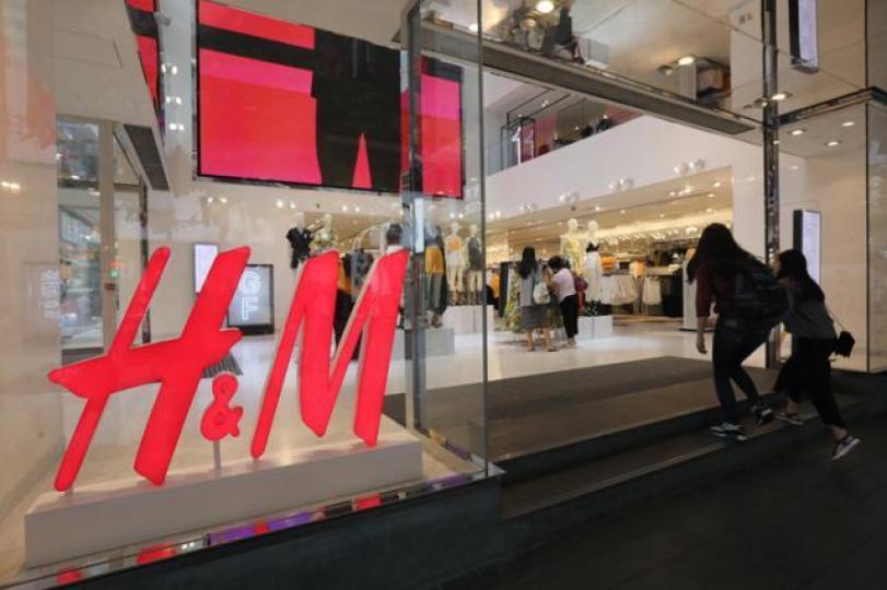 ■H&M派成績表,為6年來最大跌幅,並宣佈全球關閉170間分店。資料圖片 ■H&M派成績表,為6年來最大跌幅,並宣佈全球關閉170間分店。資料圖片