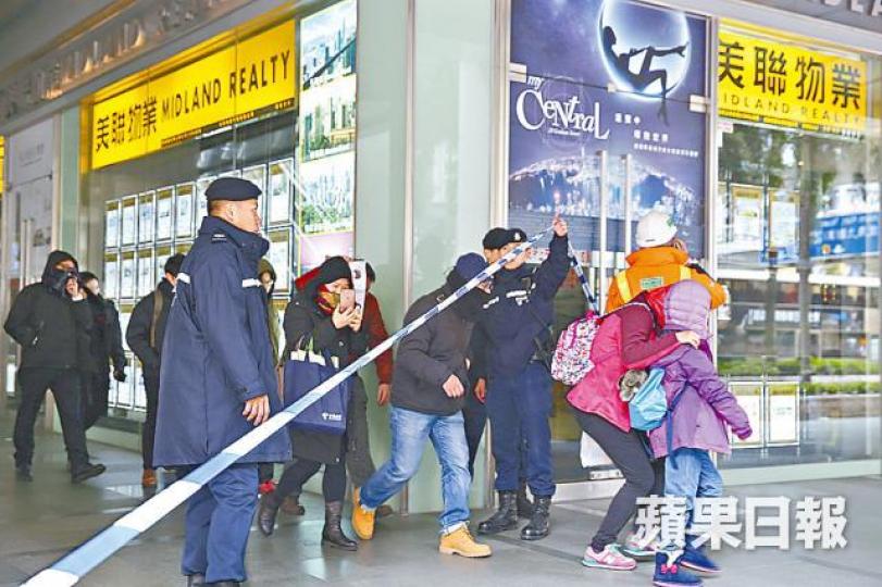 ■灣仔封路期間，多條行人天橋有警員把守，只准大廈管理人員及居民出入。