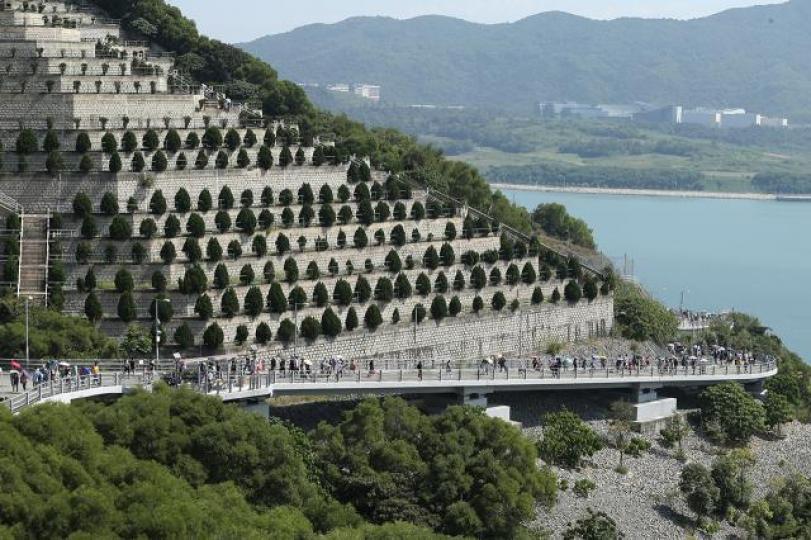 ■大公司搵山頭就如覓山墳,搵到個風水好嘅山頭,祖先保佑便可升上神枱。資料圖片 ■大公司搵山頭就如覓山墳,搵到個風水好嘅山頭,祖先保佑便可升上神枱。資料圖片
